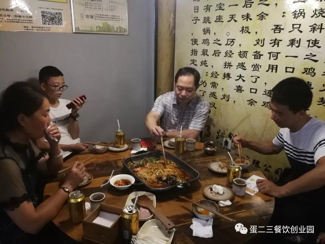 【歡迎】甘肅王姐一家人到訪公司考察火爆石頭餐飲和紙包魚，最后竟評(píng)價(jià)····